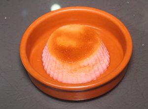 Foto principal de Flan rosa de leche de almendras y pan duro