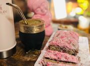 Una foto de budín de frutillas avena