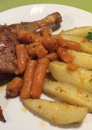 Une photo de Cuisse de Canard, Carottes et Pommes de terre confites à l'ancienne