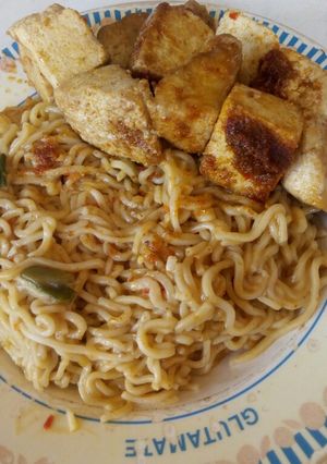 A picture of Noodle with egg nd egg.