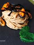 Spaghetti con crema di melanzane alla menta, cozze e julienne di bucce di melanzane fritte
