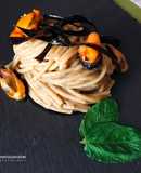 Spaghetti con crema di melanzane alla menta, cozze e julienne di bucce di melanzane fritte