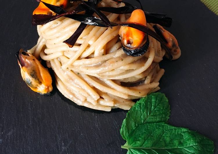 Spaghetti con crema di melanzane alla menta, cozze e julienne di bucce di melanzane fritte