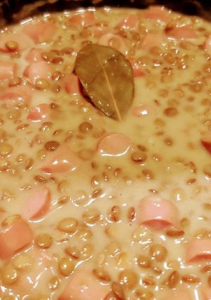 Pikáns lencsefőzelék,joghurttal,roppanós virslivel 🥣🥣🥣 recept fotója