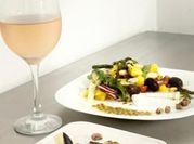 Una foto de ensalada de verano con mango
