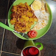 A picture of Chicken potatoes with fried egg.
