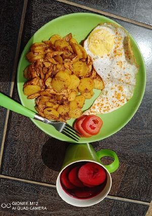 A picture of Chicken potatoes with fried egg.