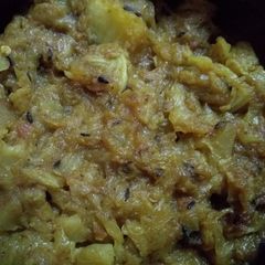 A picture of Cabbage Potato curry.