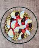 Ensalada de huevo, tomate y arvejas, económica, para gente con poco tiempo, 25 g de proteína y hacks