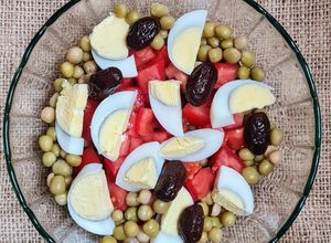 Una foto de Ensalada de huevo, tomate y arvejas, económica, para gente con poco tiempo, 25 g de proteína y hacks