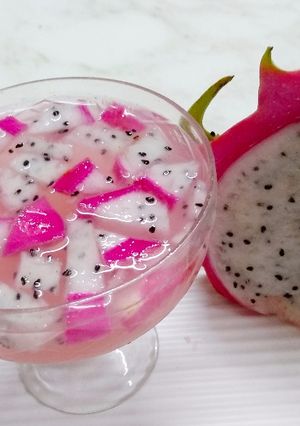 A picture of Litchi Dragon mocktail.