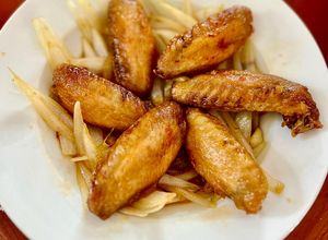 Hình của món Cánh Gà Chiên Nước Mắm Mật Ong.