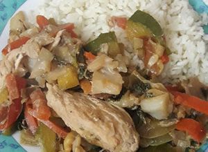 Una foto de Chopsuey con pollo y verduras