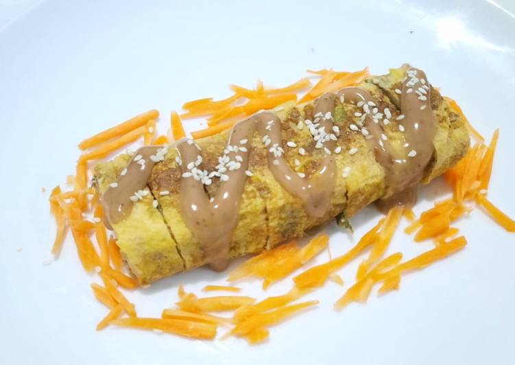 Omelet wortel dengan dressing wijen sangrai