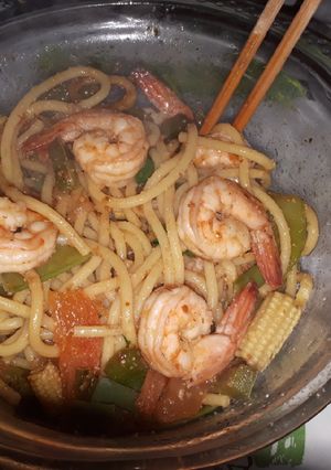 Une photo de Pâtes sautées aux crevettes à l'ail et petits légumes