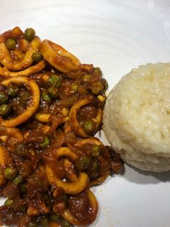 Una foto de Calamares en salsa