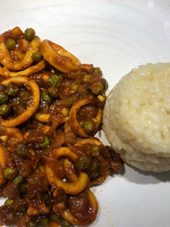 Una foto de Calamares en salsa