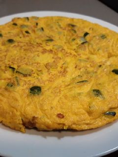Una foto de Tortilla de calabacín con toque de cúrcuma y pimentón