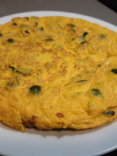 Una foto de Tortilla de calabacín con toque de cúrcuma y pimentón