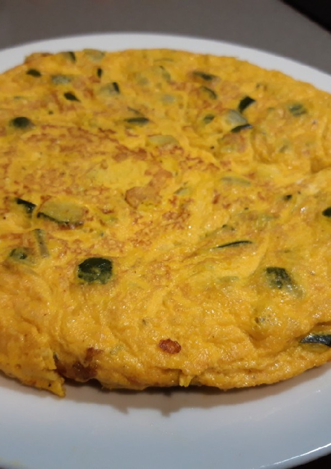 Una foto de Tortilla de calabacín con toque de cúrcuma y pimentón