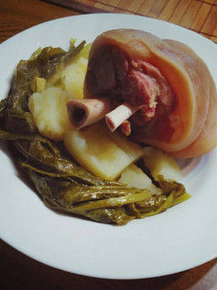 Una foto de Grelos con patatas y codillo de jamón