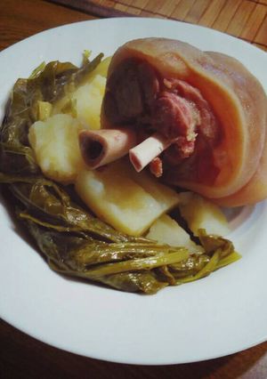 Foto principal de Grelos con patatas y codillo de jamón