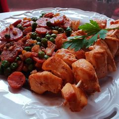 A picture of Low-carb Yogurt Chicken kebabs with steamed veggies.