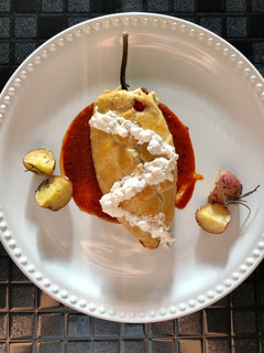 Una foto de Chile relleno hojaldrado