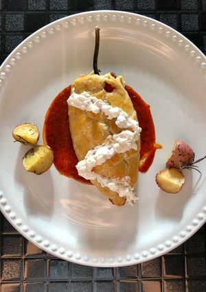 Una foto de Chile relleno hojaldrado