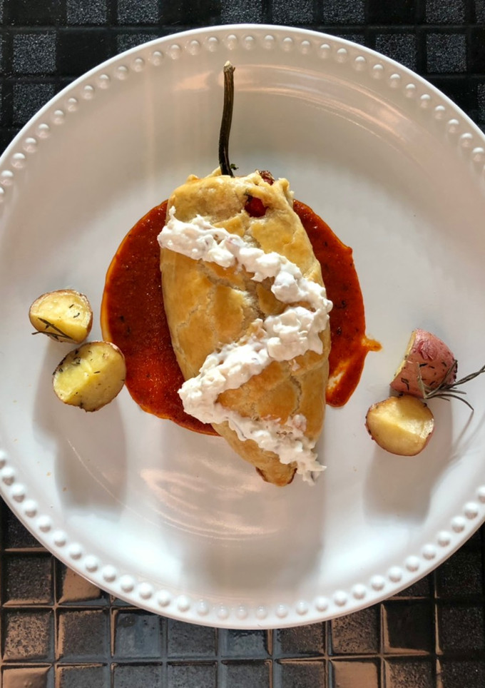 Una foto de Chile relleno hojaldrado
