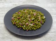 Una foto de arvejas jamon