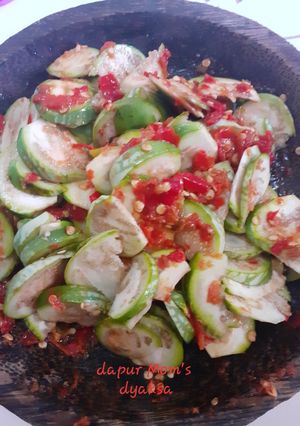 Foto resep Plecing tuung (sambal terong mentah)