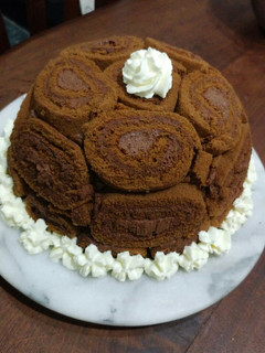 Una foto de Torta pionono con mousse de chocolate y centro de dulce de leche