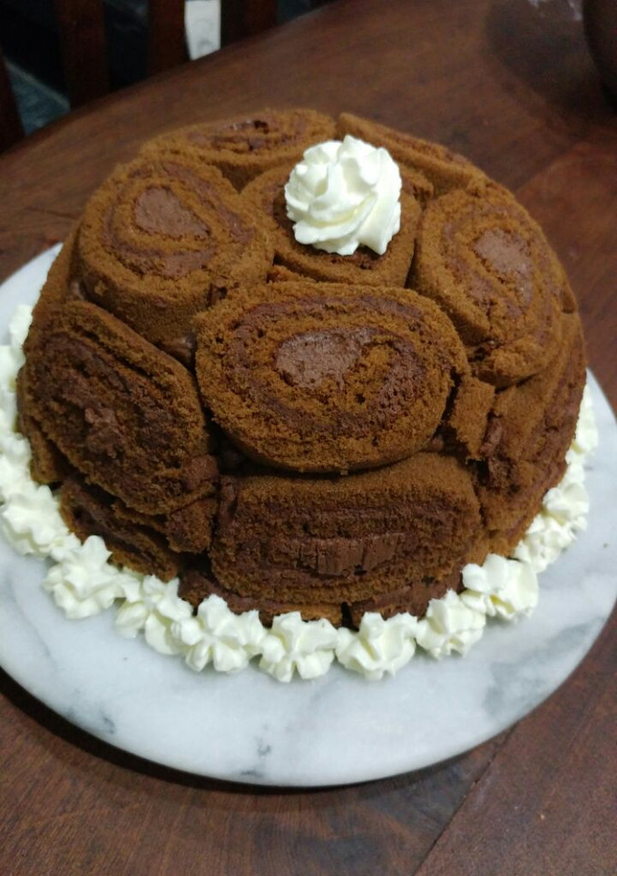Una foto de Torta pionono con mousse de chocolate y centro de dulce de leche