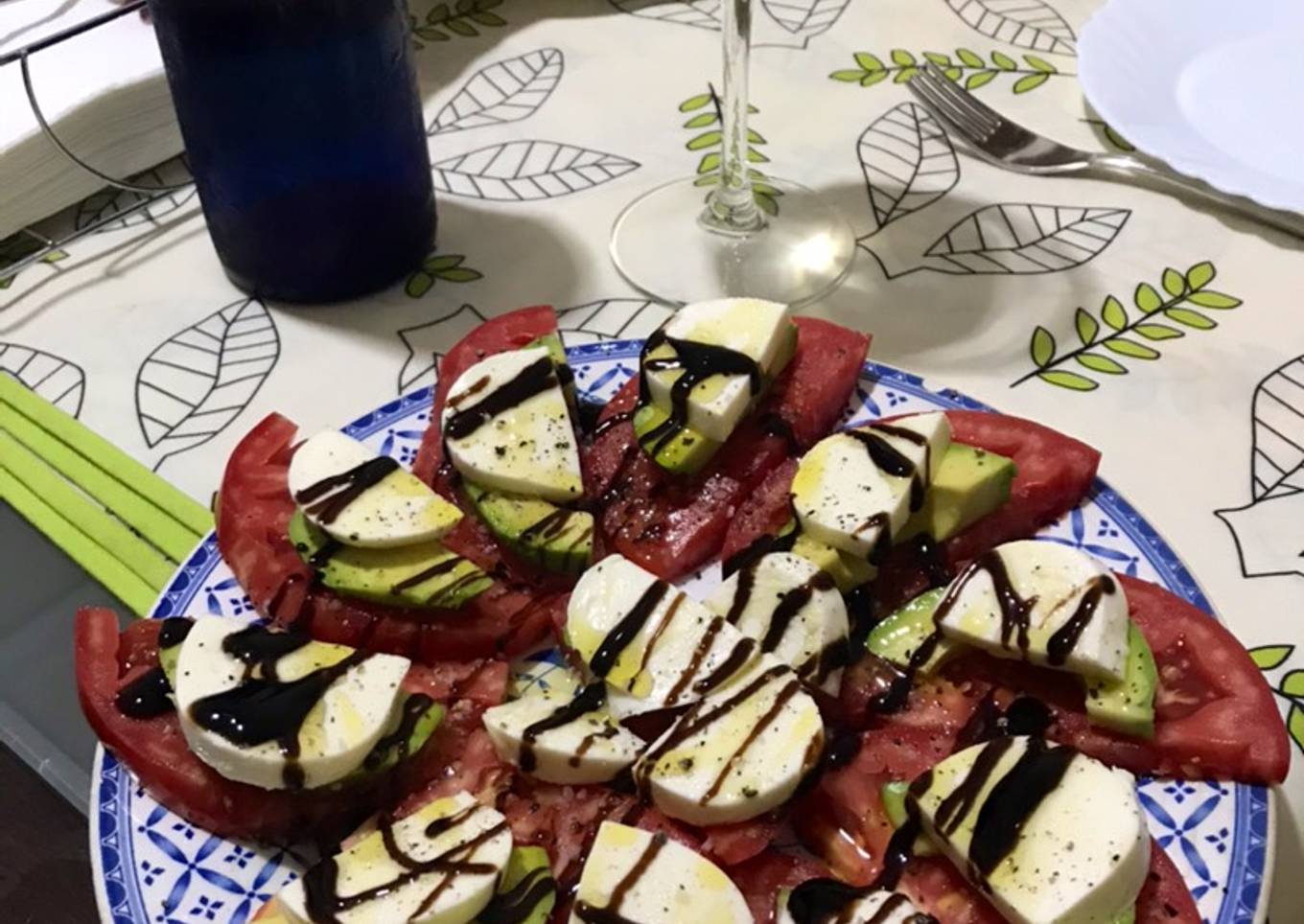 Ensalada de tomate, aguacate y mozzarella