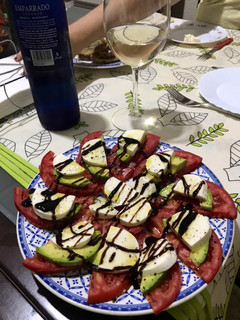 Una foto de Ensalada de tomate, aguacate y mozzarella