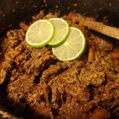 A picture of Malaysia Rendang beef.