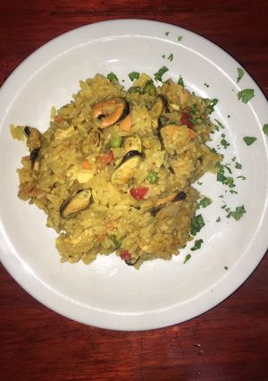 Una foto de Arroz con pollo y mejillones