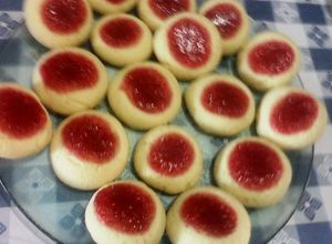 Una foto de Ojitos de buey o pepas de jalea de frutilla casera