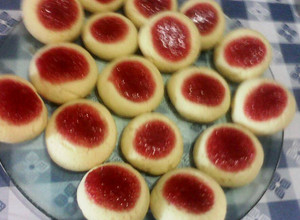 Una foto de Ojitos de buey o pepas de jalea de frutilla casera