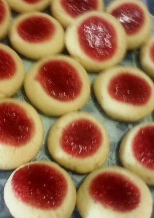 Una foto de Ojitos de buey o pepas de jalea de frutilla casera