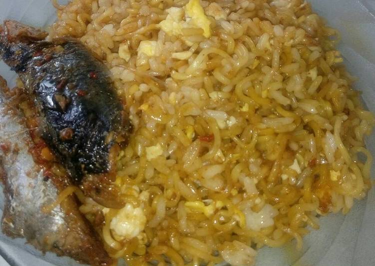 Resep Nasi goreng mawut indomie ikan pindang yang lezat dan Mudah Dibuat
