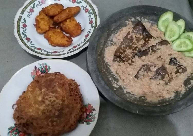 Pecel terong, dadar jagung, & dadar mie