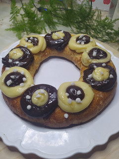Una foto de Rosca De Pascua Con Crema Pastelera de Vainilla y De Chocolate