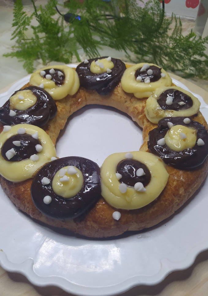Una foto de Rosca De Pascua Con Crema Pastelera de Vainilla y De Chocolate