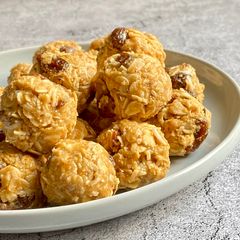 A picture of No bake oatmeal balls.