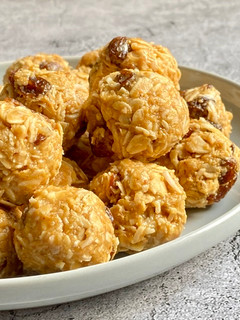 A picture of No bake oatmeal balls.