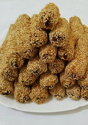 صورة لوصفة اصابع التمر بالسمسم طعم ولا ارروع 😋😋😋