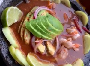 Una foto de Aguachile de camarones y patas de mula