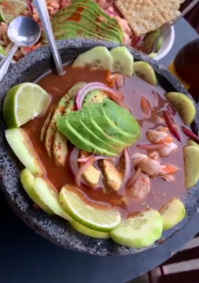 Una foto de Aguachile de camarones y patas de mula